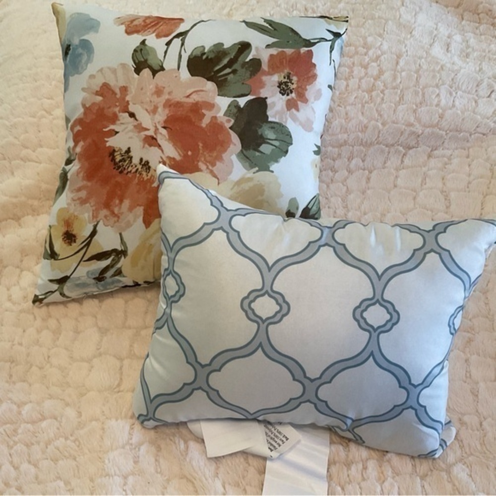 Pair of 2 throw pillows rust floral, white background, vine pattern reverse NWT